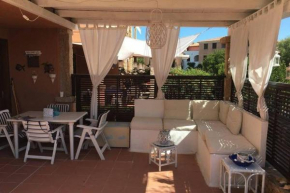 Bilocale ristrutturato con piscina. Spiagge vicine.